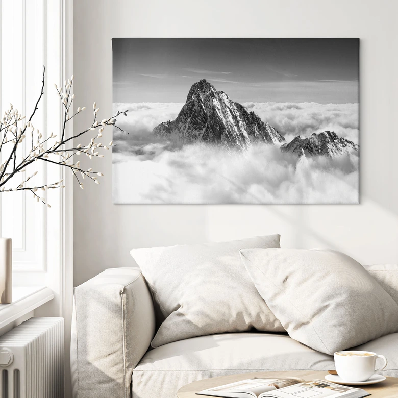 Lienzo pico de montaña sobre las nubes blancas 