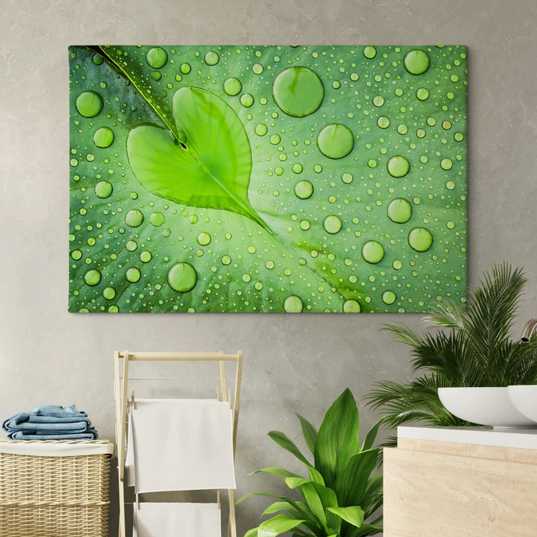 Leinwandbild Foto - Herz aus Wassertropfen auf grünem Blatt 