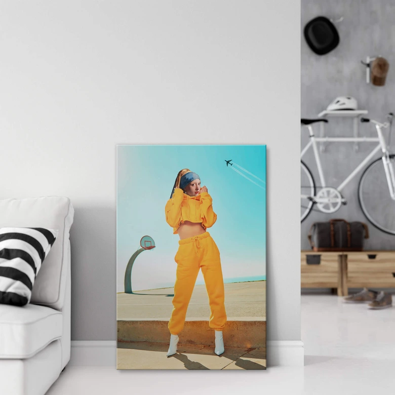 Canvastavla Lös - Flickan i de gula joggingbyxorna 