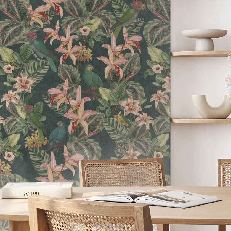 Tapet med mønster fra junglen med papegøjer i natgrønt - Bloomery Decor 