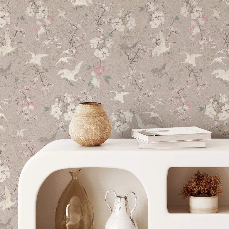 Mustertapete Japandi-Tapete Kraniche im Kirschblüten-Rausch Beige - Bloomery Decor 