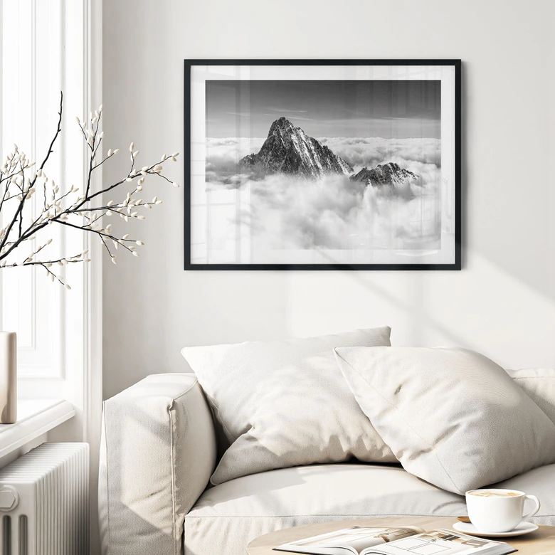 Poster Bergspitze über den weißen Wolken 