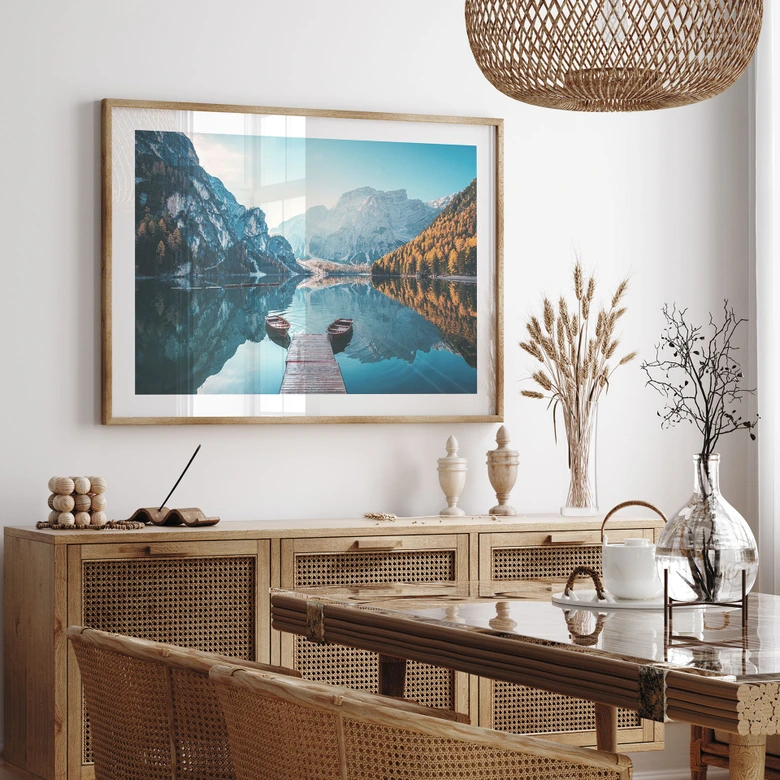 Plakat Gangbro i træ ved Pragsøen i Dolomitterne 