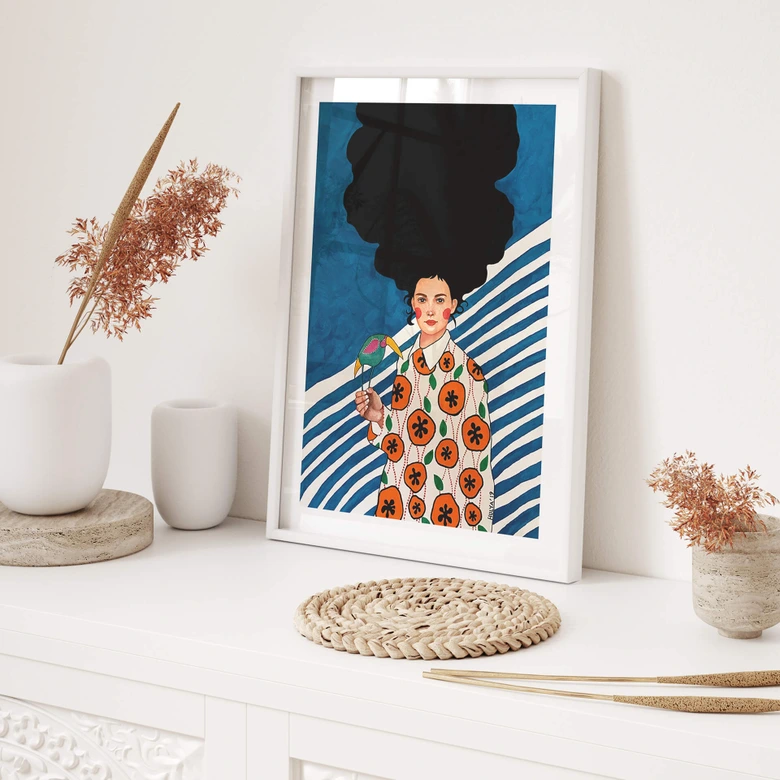 Poster Frau vor blau-weißem Hintergrund - Hülya 