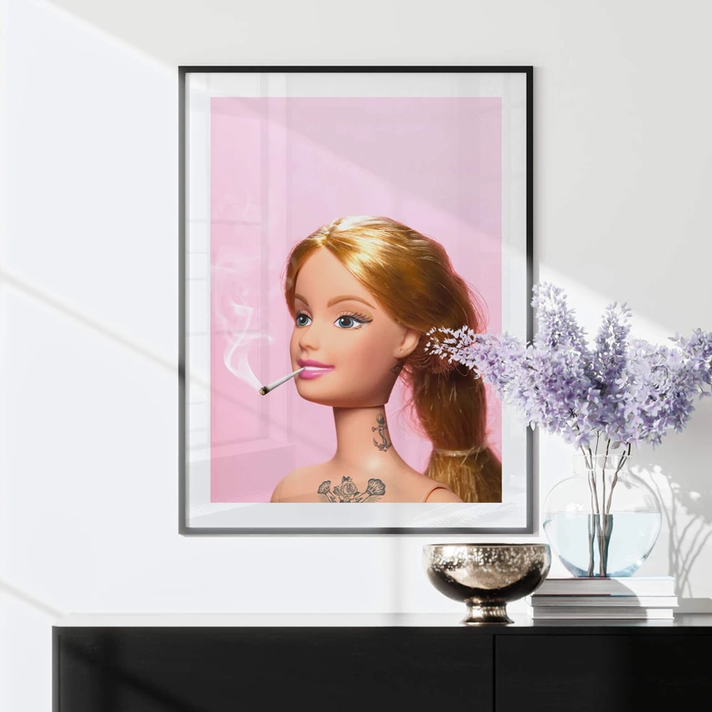 Poster Pozdniakov - Spielzeugpuppe mit Tätowierungen und Zigarette 