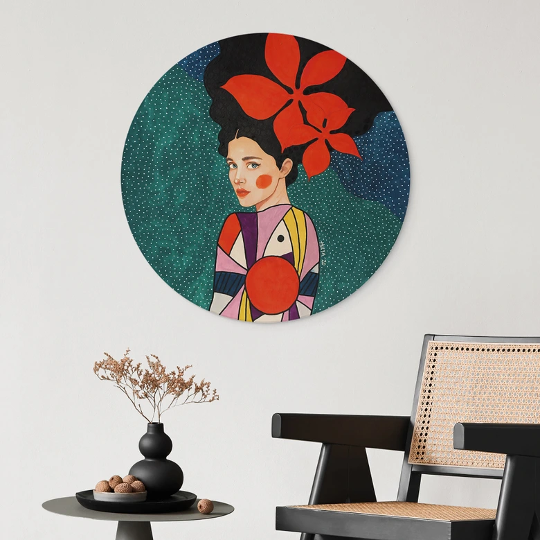 Tableaux Femme aux fleurs rouges et robe à motifs - Hülya - Rond - Alu-Dibond 