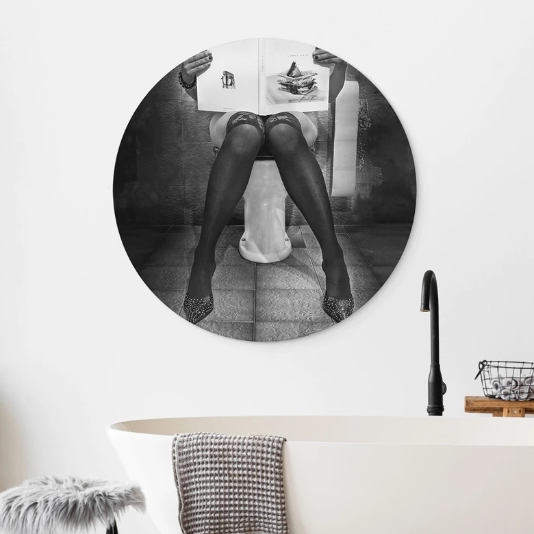 Tableau sur alu-Dibond rond Femme érotique dans la salle de bain - Toniolo 