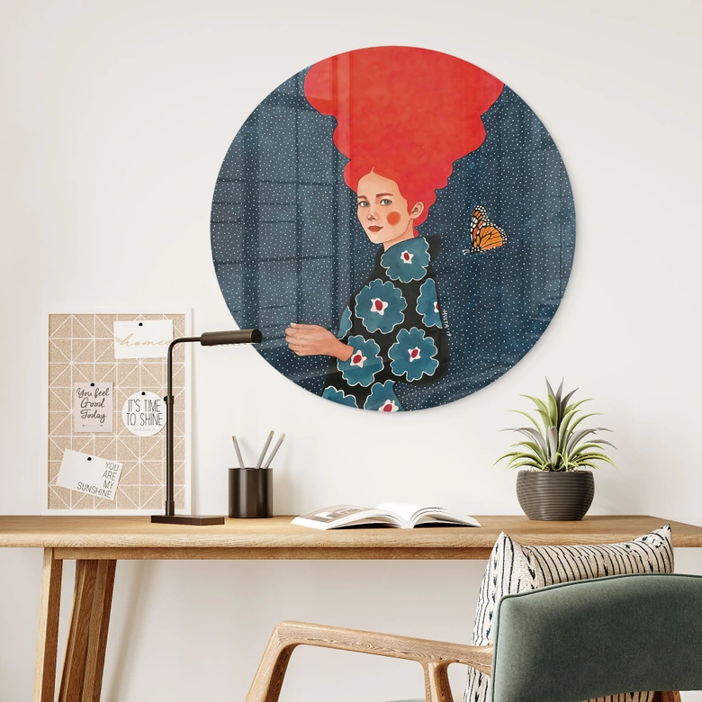 Glasbild Frau im Blumenkleid mit Schmetterling - Hülya - Rund 