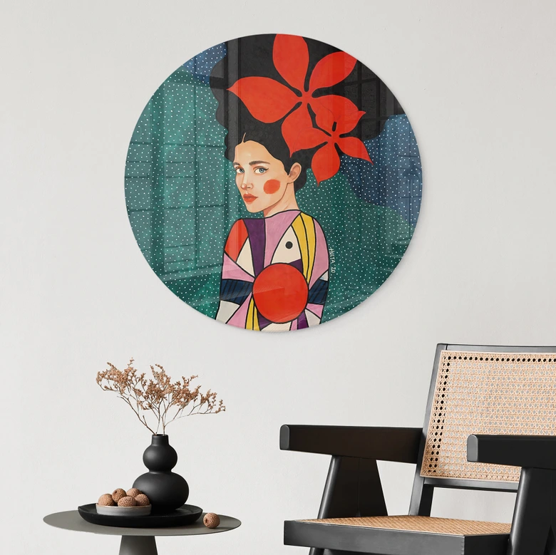 Glasbild Frau mit roten Blüten und Musterkleid - Hülya - Rund 