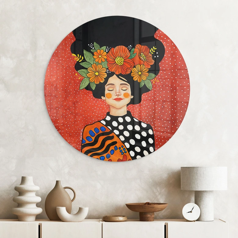 Glasbild Lächelnde Frau mit orangen Blumen - Hülya - Rund 
