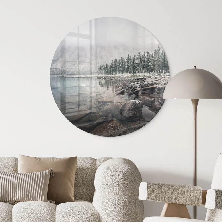 Tableau en verre Forêt d'hiver au bord du lac - Rostovskiy - Rond 
