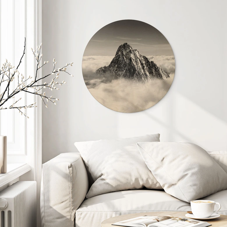 Holzbild Bergspitze über den weißen Wolken - Rund 