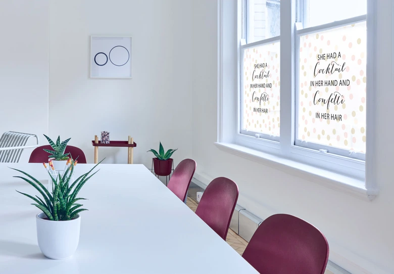 Película de privacidad Confetti & Cream - Cóctel en la mano y confeti en el pelo 