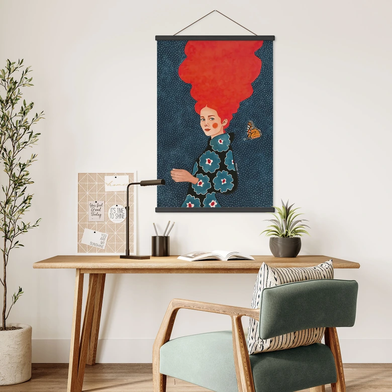 Stoffbild Frau im Blumenkleid mit Schmetterling - Hülya 
