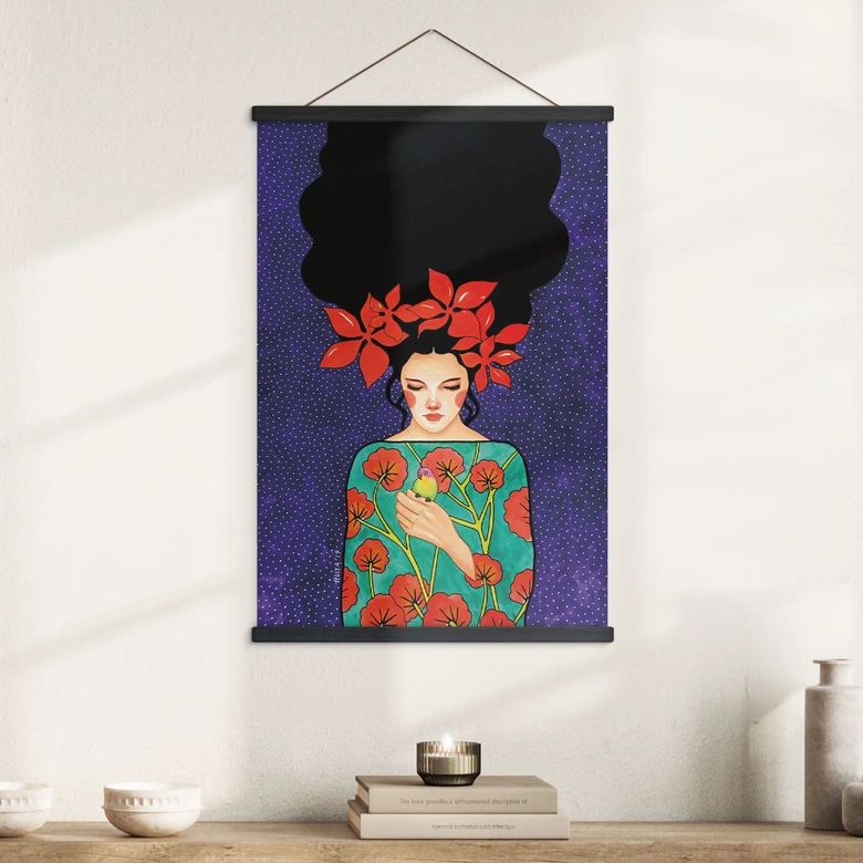 Stoffbild Frau mit roter Blütenkrone und Vogel - Hülya 