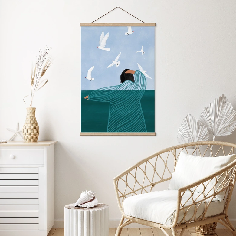 Affiche textile Femme avec mouettes à la mer - Müller 
