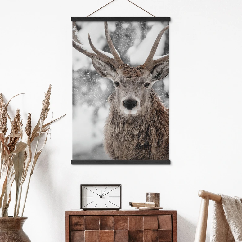 Stoffbild Hirsch im Schneegestöber | Hirschmotiv für das Wohnzimmer - Strigel 