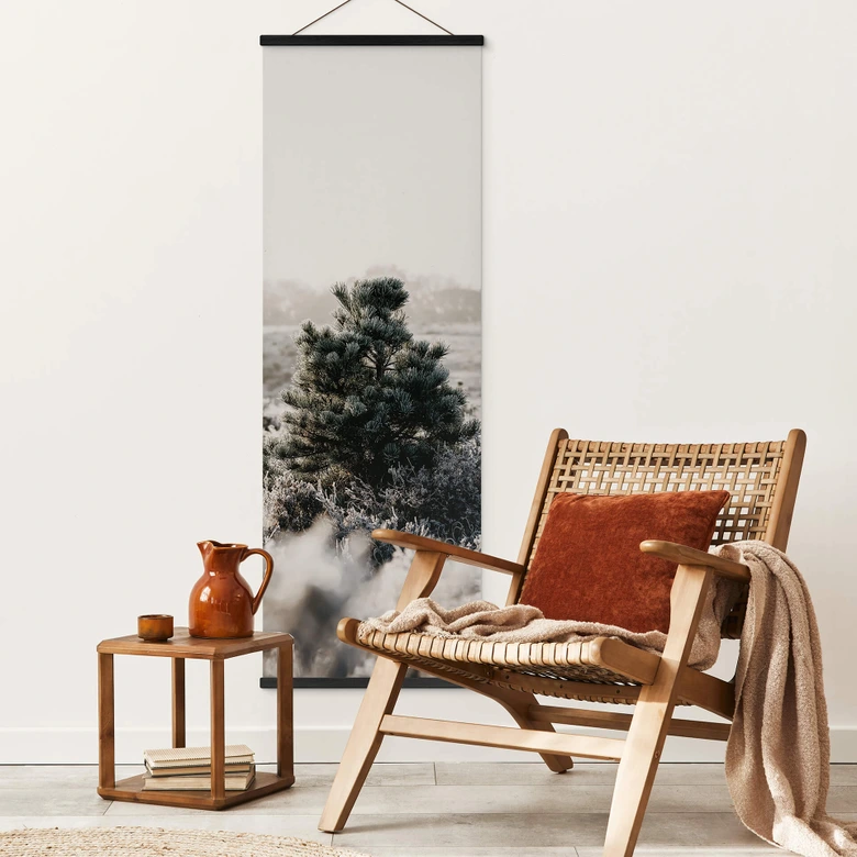 Póster de tela Pequeño pino entre hierbas escarchadas - Annie - Panorama 