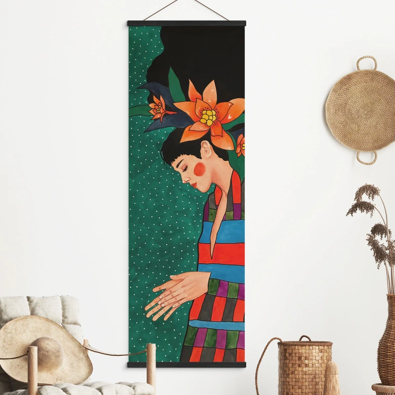 Stoffbild Frau im Streifenkleid mit orangen Blüten - Hülya - Panorama 