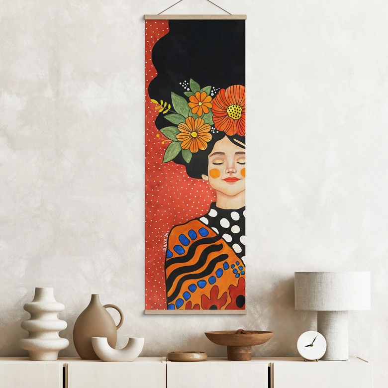 Stoffbild Lächelnde Frau mit orangen Blumen - Hülya - Panorama 