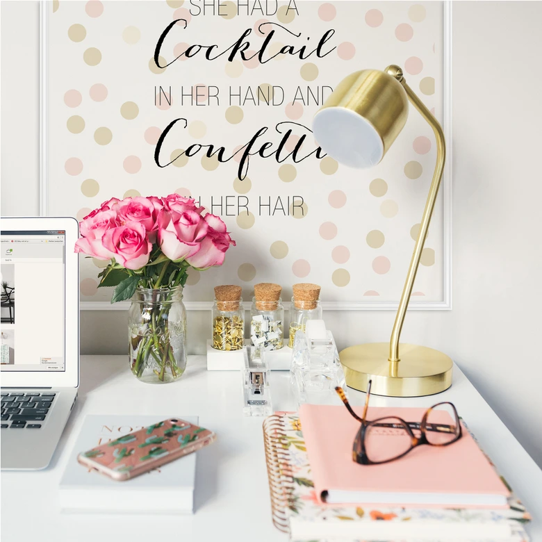 Wallprint Confetti & Cream - Cocktail in her Hand and Confetti in hair 