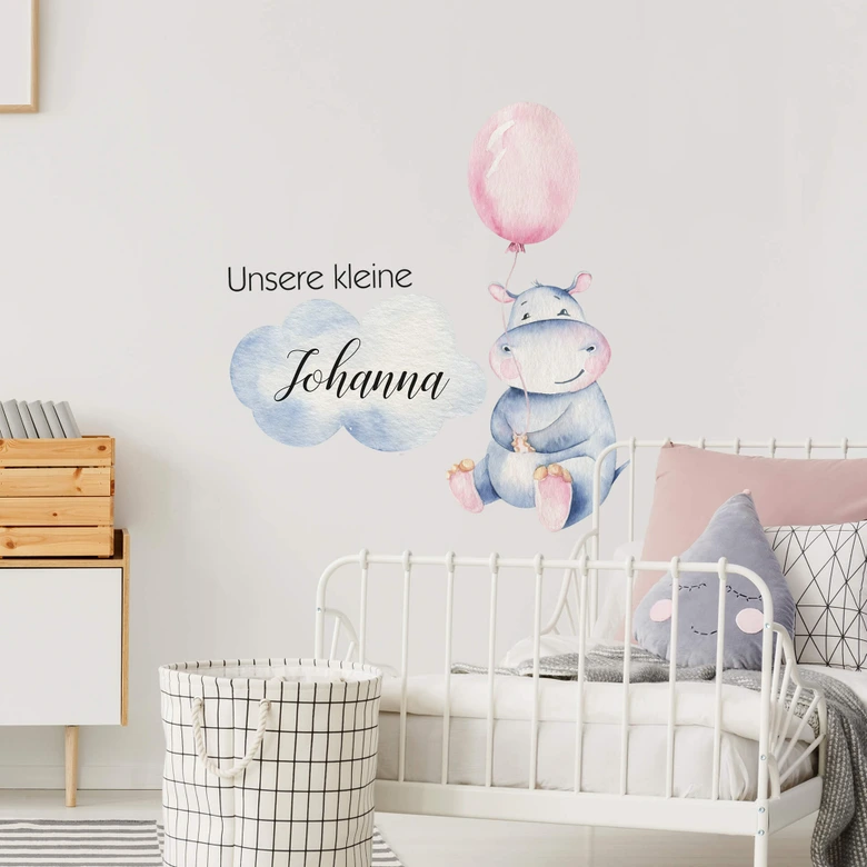 Wandtattoo Wunschname Mädchen + Kvilis - Kleines Flusspferd mit rosa Luftballon 