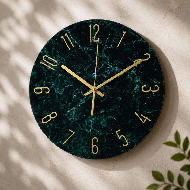 Luxe groen marmeren wandklok met elegante gouden cijfers Ø30cm 