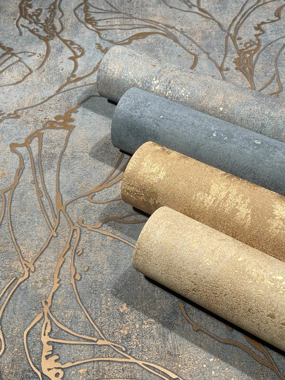 Non-woven tapet med en stark glanseffekt i en ljus kopparstruktur med betonglook 