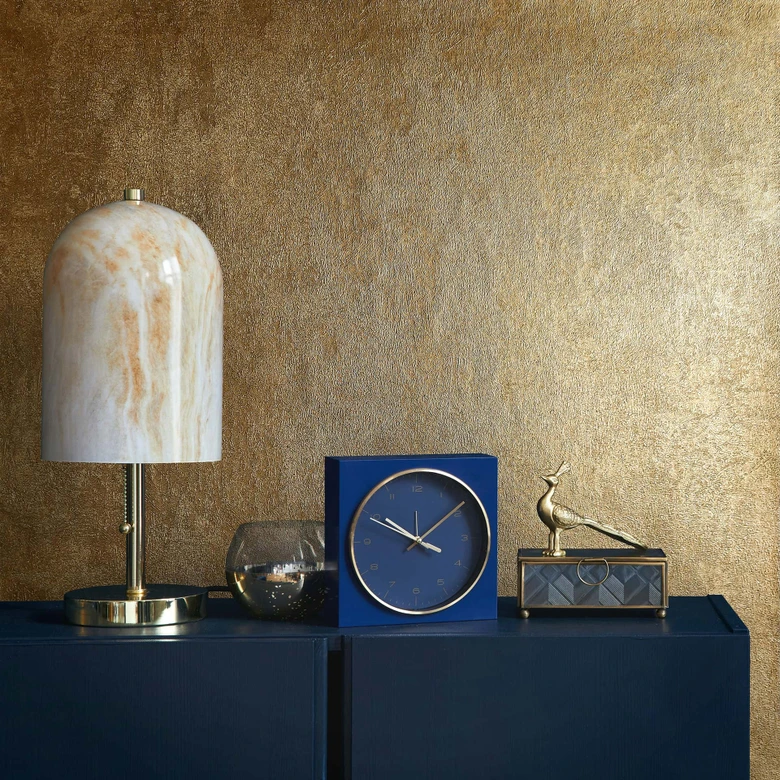 Tapeta z włókniny o wyglądzie betonu i metalu, nowoczesna, błyszcząca w kolorze złotym  