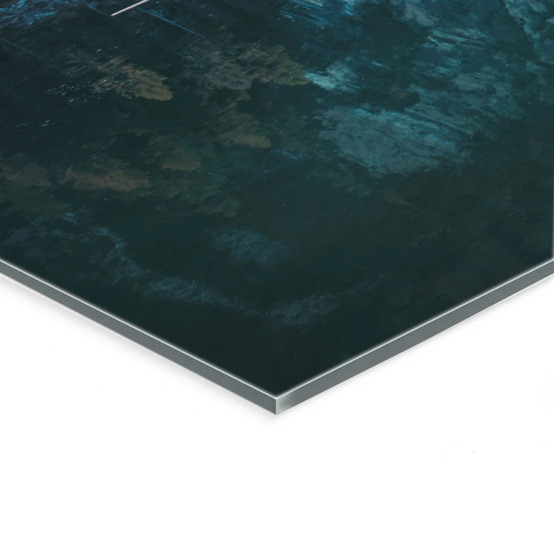Tableau en verre acrylique Passerelle en bois au lac de Prague dans les Dolomites 