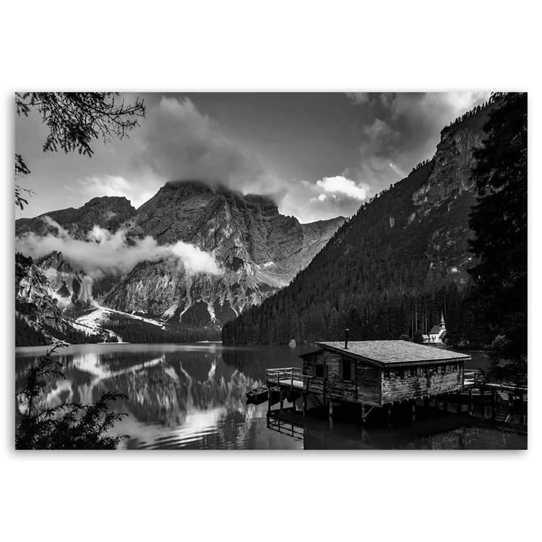 Leinwandbild, Hütte an einem Bergsee - schwarz und weiß 