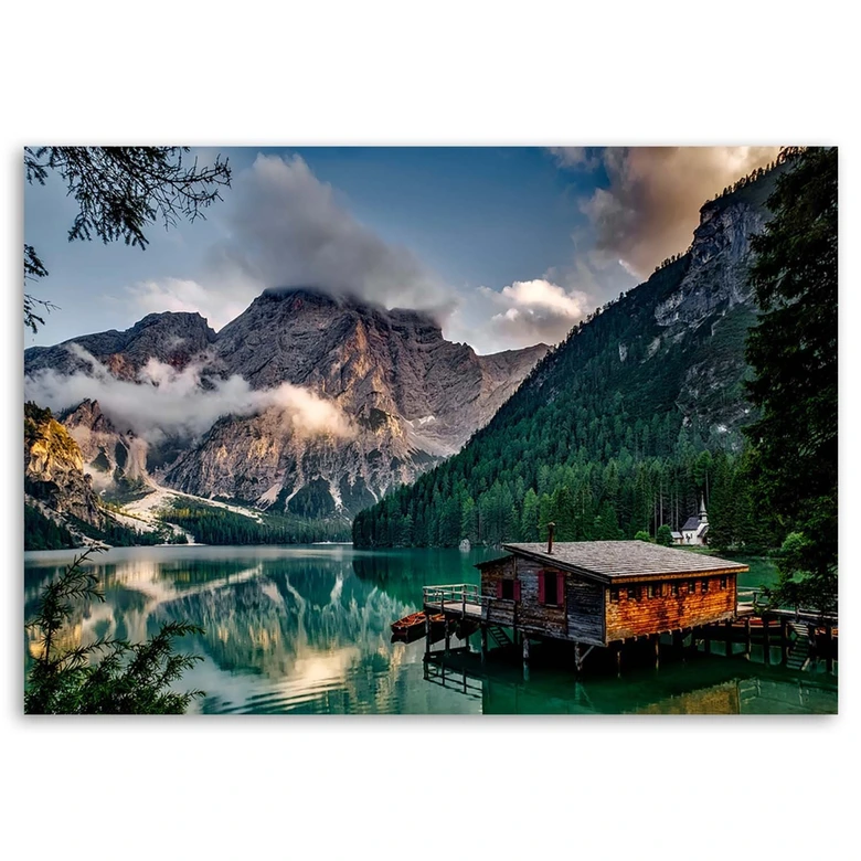 Leinwandbild, Hütte an einem See in den Bergen 