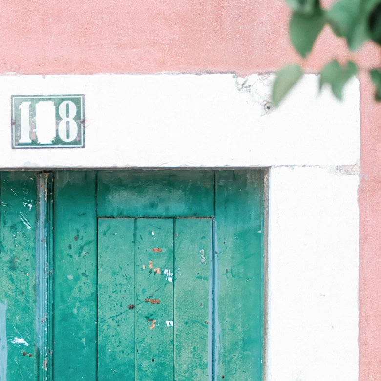 Śródziemnomorska fasada domu w Lizbonie | Fototapeta Miasta i Miejsca - Zwart 