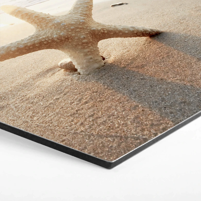 Hexagon Wandbild Funkelnder Seestern am einsamen Strand - Alu-Dibond 