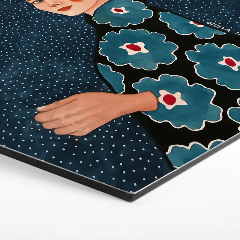 Hexagon Wandbild Frau im Blumenkleid mit Schmetterling - Alu-Dibond - Hülya 