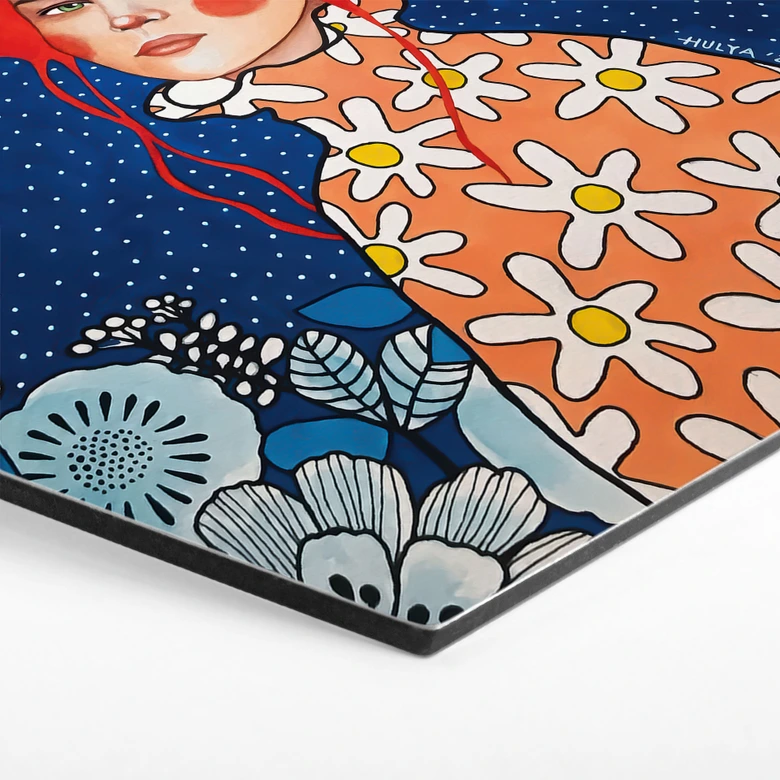 Hexagon Wandbild Frau mit rotem Haar und Blüten - Alu-Dibond - Hülya 