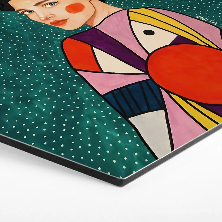 Hexagon Wandbild Frau mit roten Blüten und Musterkleid - Hülya - Alu-Dibond 