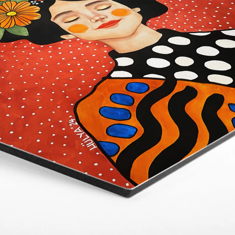 Tableaux hexagonaux Femme souriante aux fleurs oranges - Hülya - Alu-Dibond 