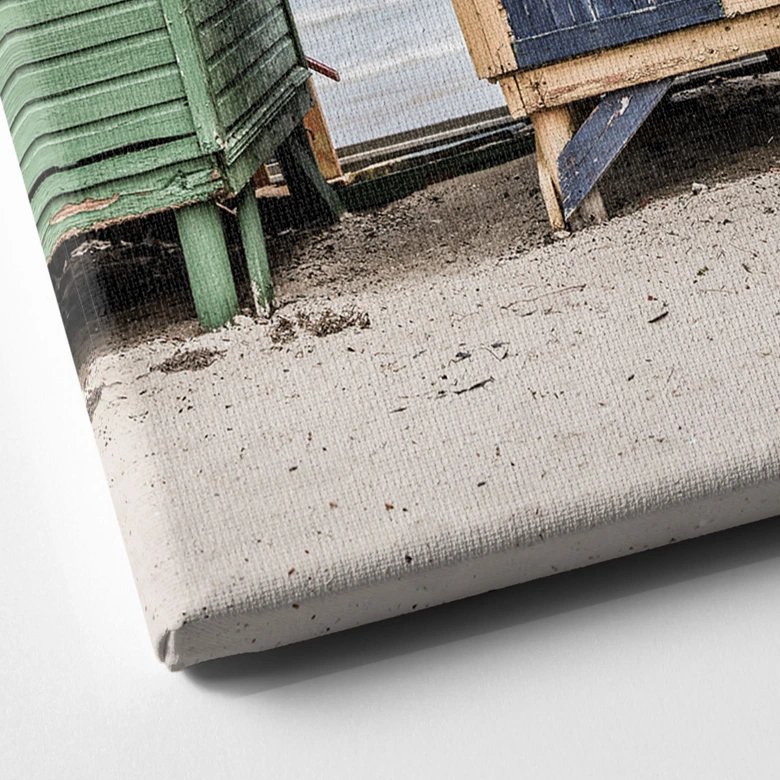 Lienzo Encanto costero - Coloridas cabañas junto al mar - Fotografía de Clint 