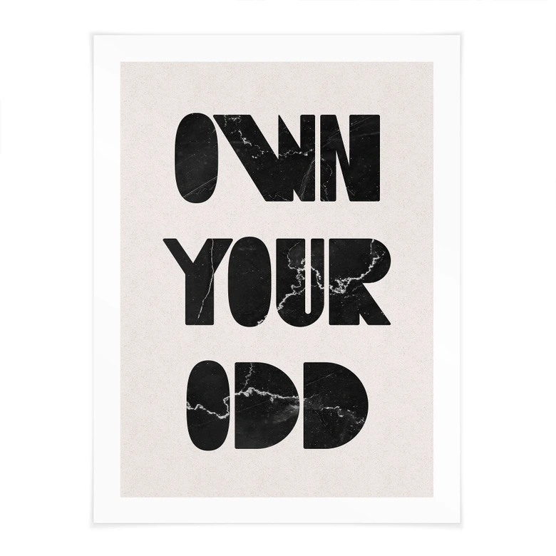 Plakat med ordsprog Own your odd | Motiverende ordsprog i sort og hvid 