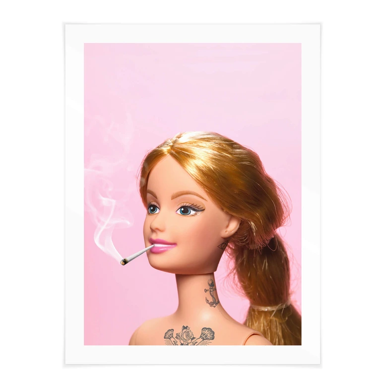 Poster Pozdniakov - Spielzeugpuppe mit Tätowierungen und Zigarette 