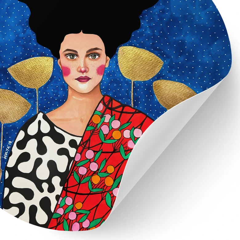 Sticker mural femme dans un champ avec des feuilles d'or - Hülya - Rond 