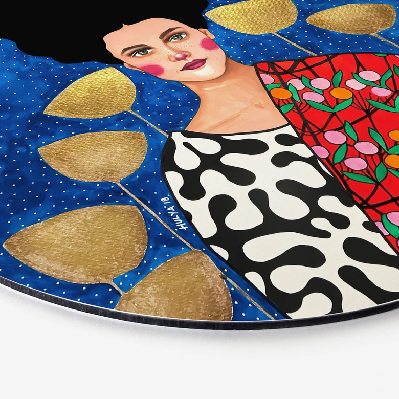 Wandbild Frau im Feld mit goldenen Blättern - Alu-Dibond - Hülya - Rund 