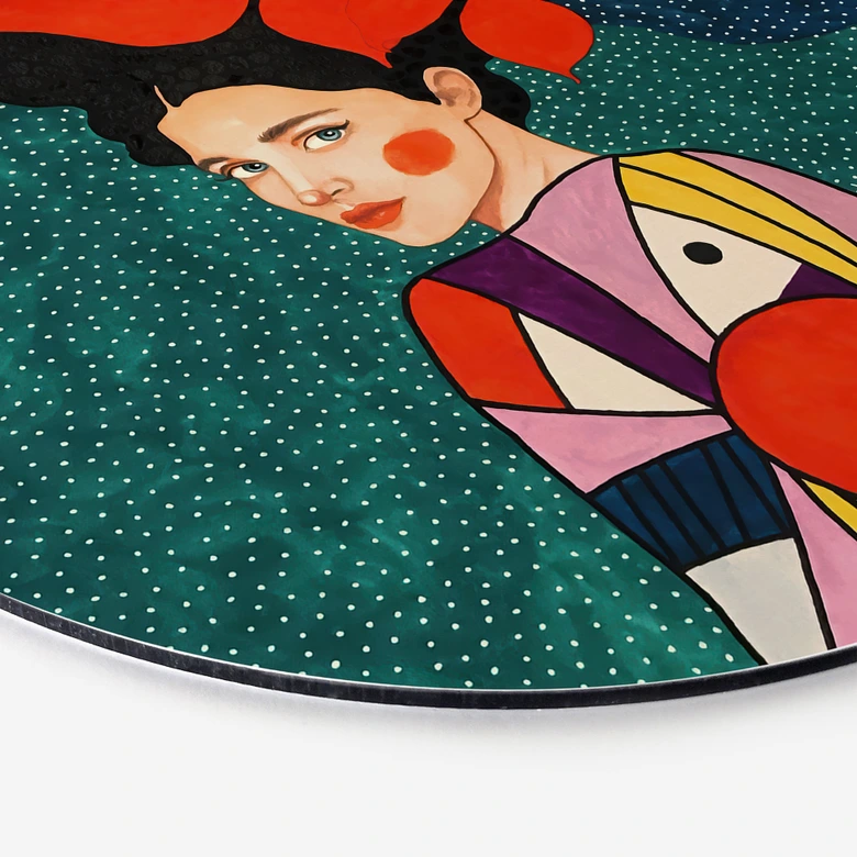 Tableaux Femme aux fleurs rouges et robe à motifs - Hülya - Rond - Alu-Dibond 