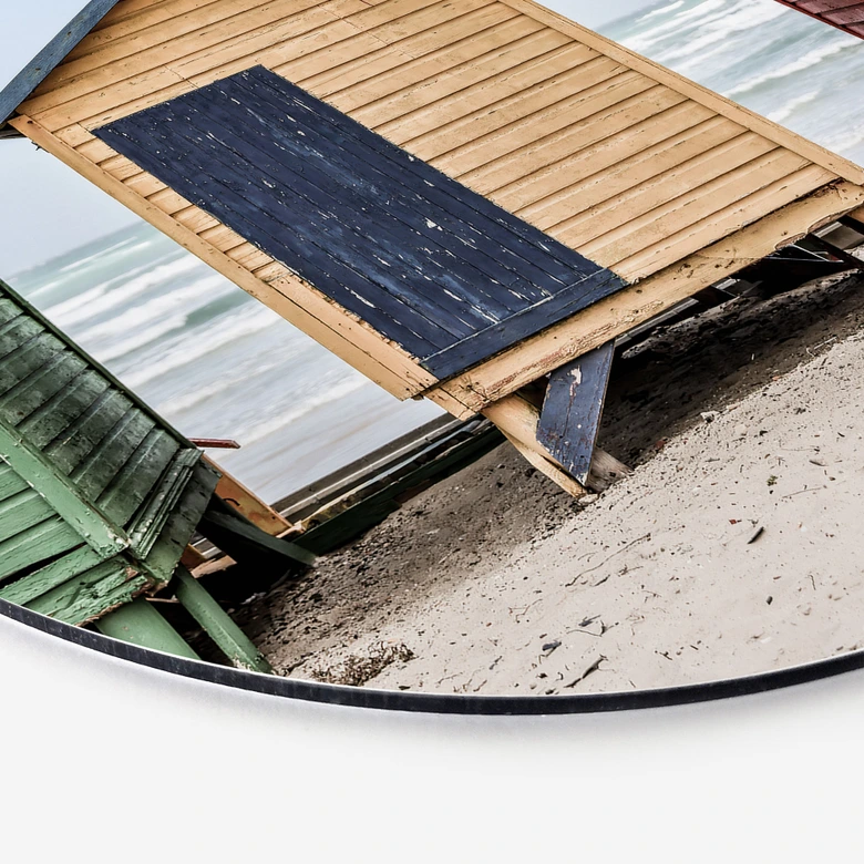 Wandbild Küstencharme - Bunte Hütten am Meer - Shot by Clint - Alu-Dibond Rund 