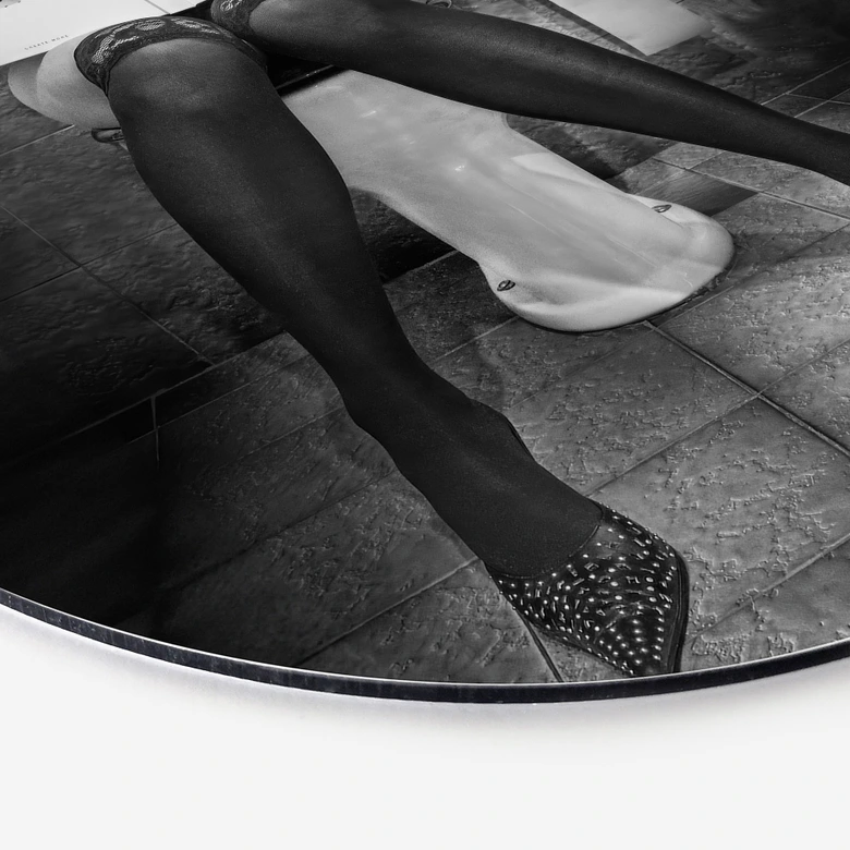 Tableau sur alu-Dibond rond Femme érotique dans la salle de bain - Toniolo 