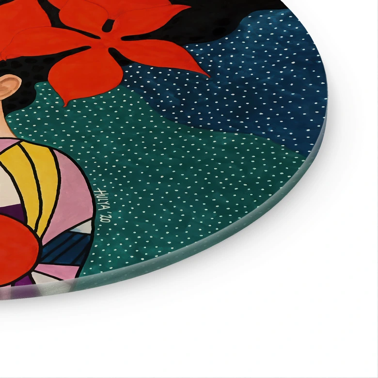 Glasbild Frau mit roten Blüten und Musterkleid - Hülya - Rund 