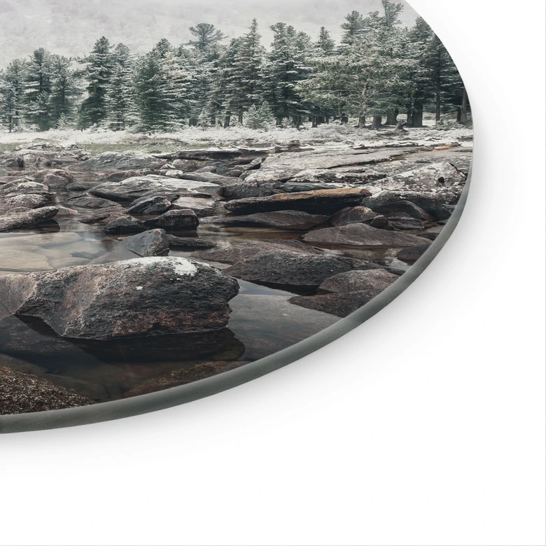 Tableau en verre Forêt d'hiver au bord du lac - Rostovskiy - Rond 