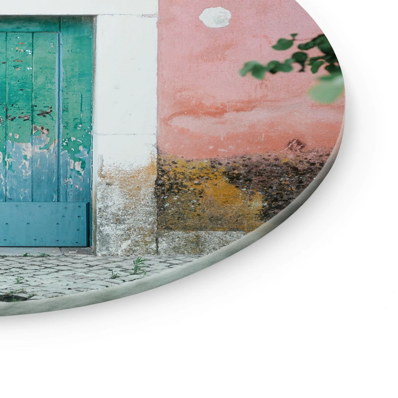 Tableau en verre Façade de maison méditerranéenne à Lisbonne - Zwart - Rond 