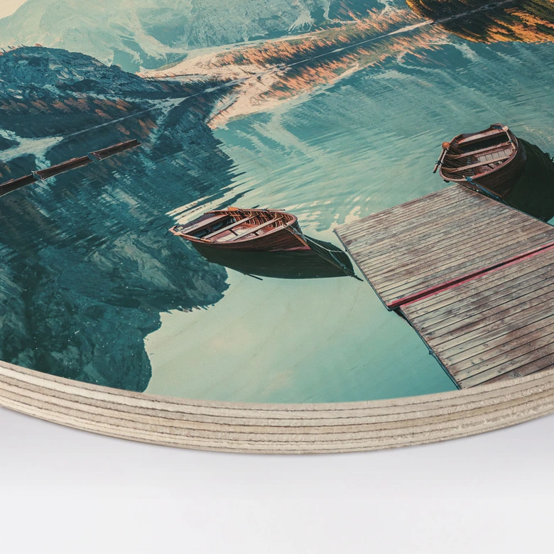 Cuadro de madera Pasarela de madera en el lago Braies en los Dolomitas - Redonda 